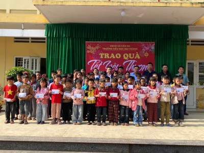 Trao quà "Tết yêu thương"