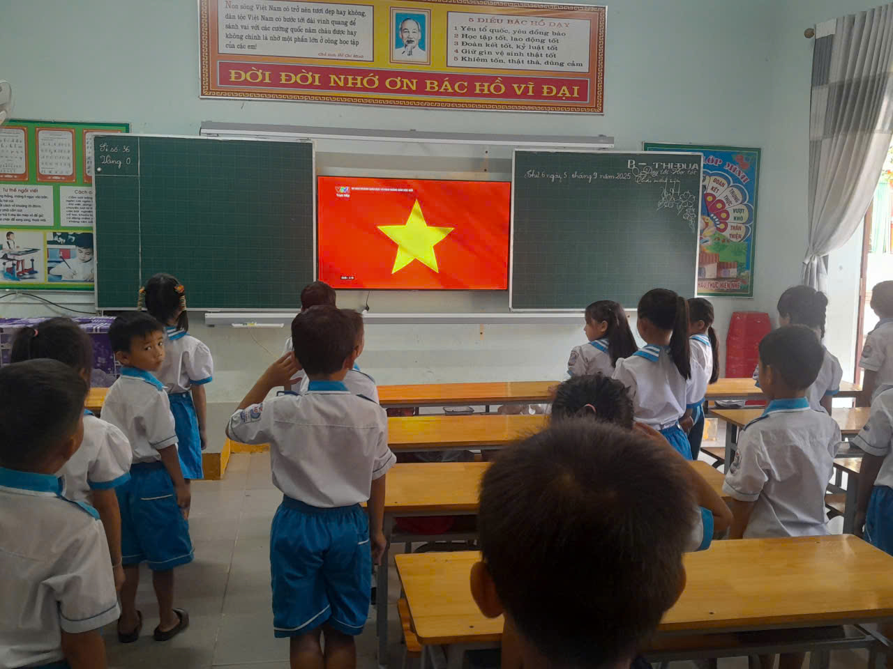 Chào cờ tại lớp 2B