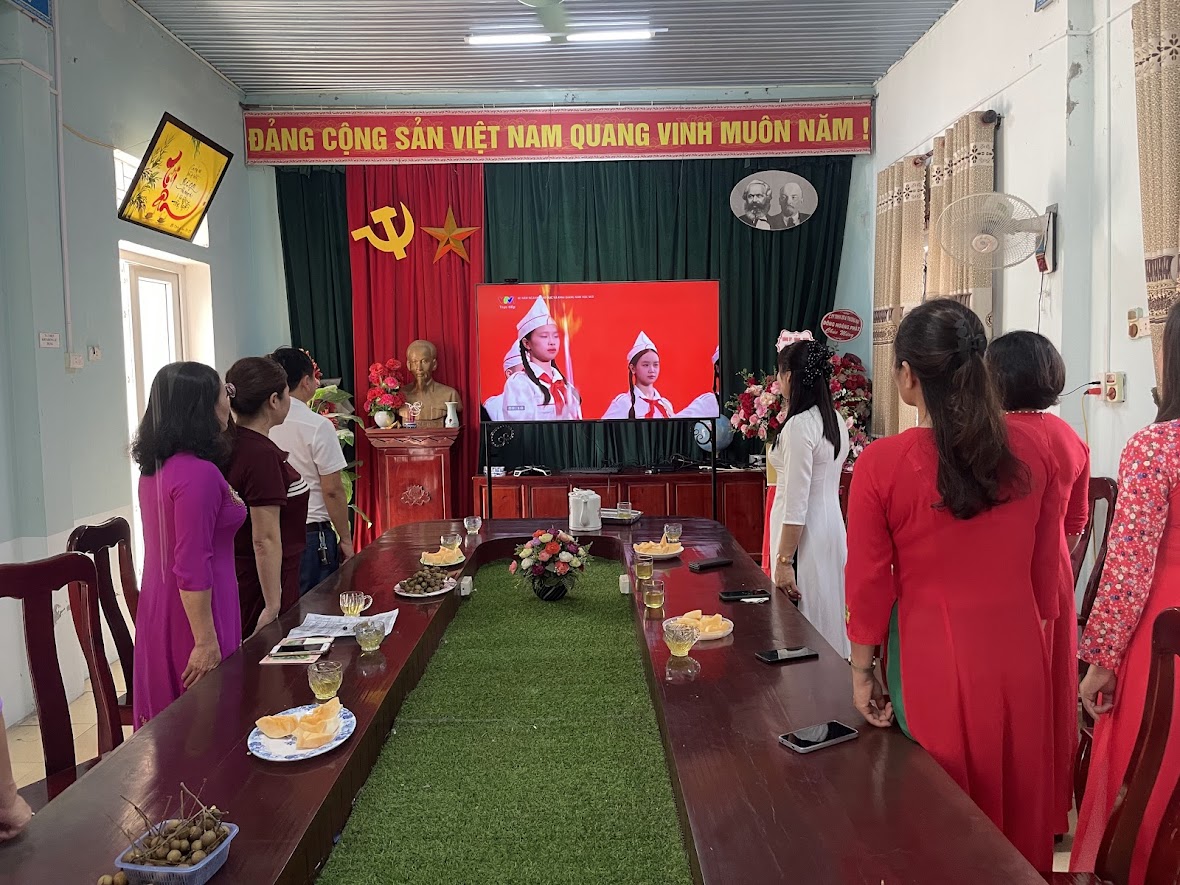 Chào cờ tại văn phòng trường