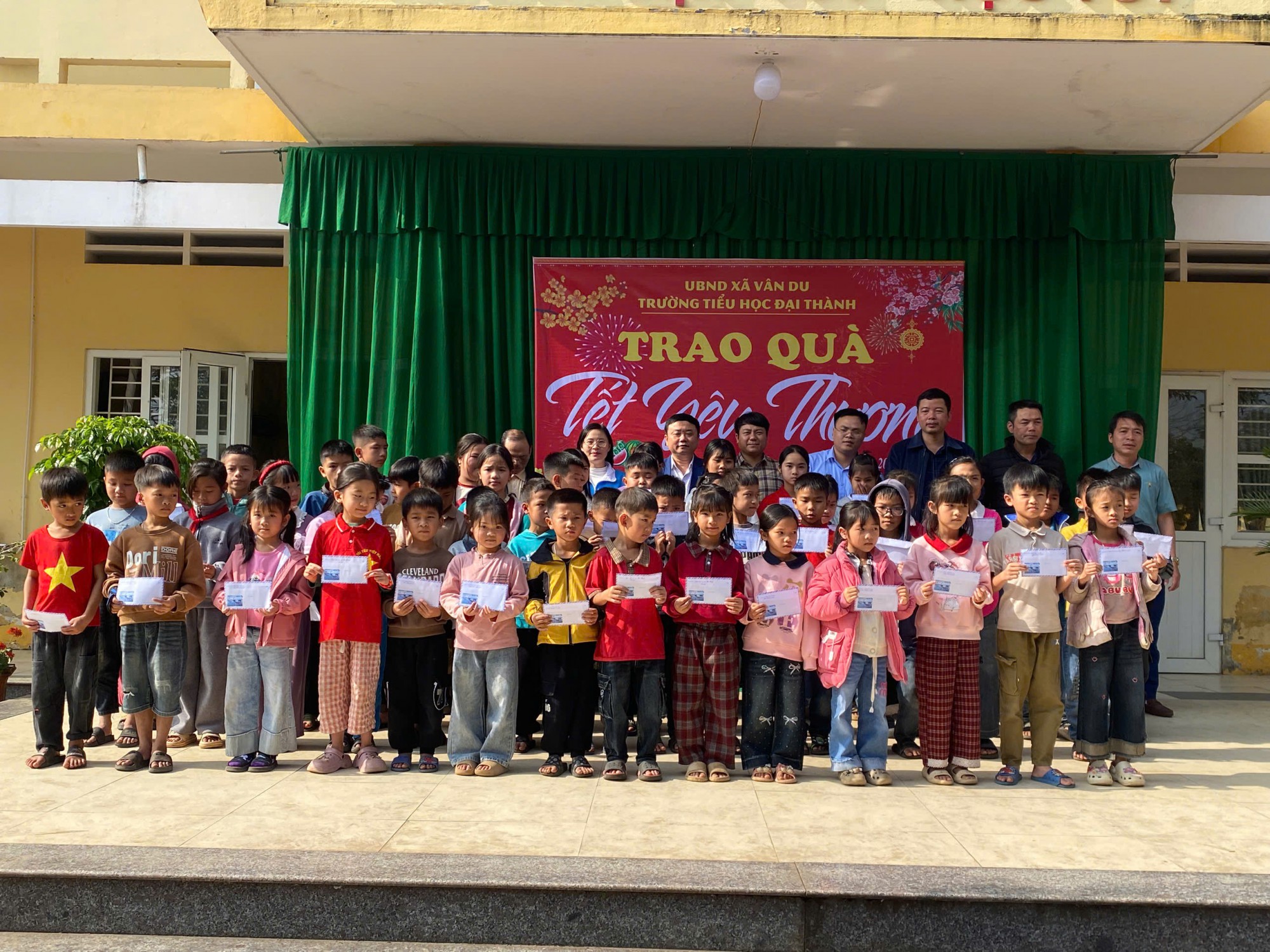 Trao quà "Tết yêu thương"